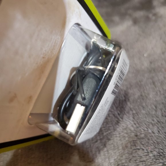 iessentials Universal 1600 MAH Power Bank IE-PB2-BK - Picture 5 of 6